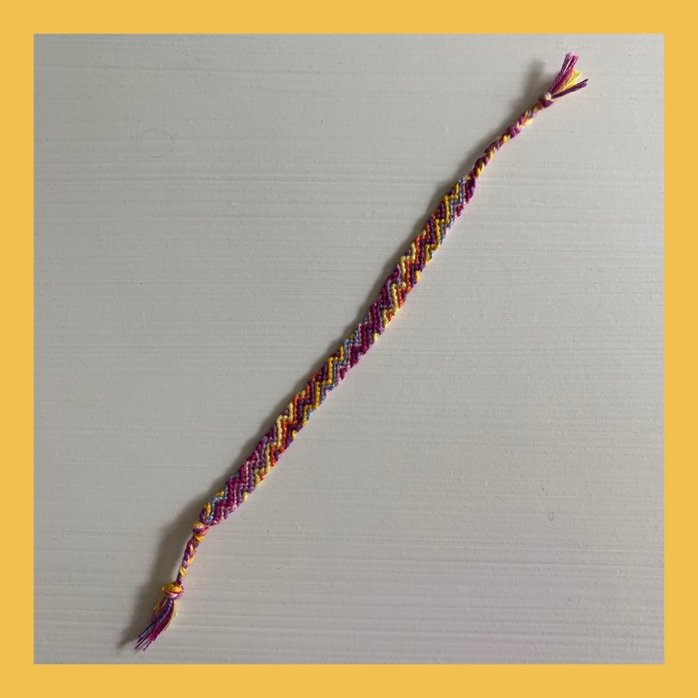 90’S INSPIRED ZIG ZAG FRIENDSHIP BRACELET
